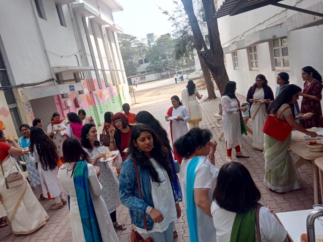 Alumni enjoying the refreshment