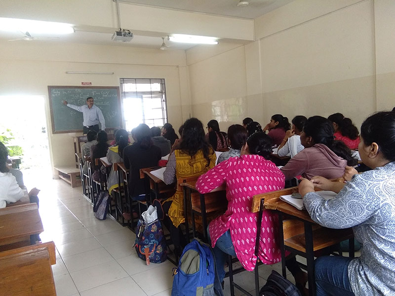 Prof. Manoj Vora giving lecture on Application of Marginal Costing